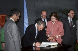 1024836 John Major signing the Biodiversity Convention, UNCED 1992